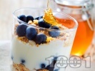 Рецепта Лесна и полезна закуска с кисело мляко, пресни черни (сини) боровинки, мед и овсени ядки (мюсли)